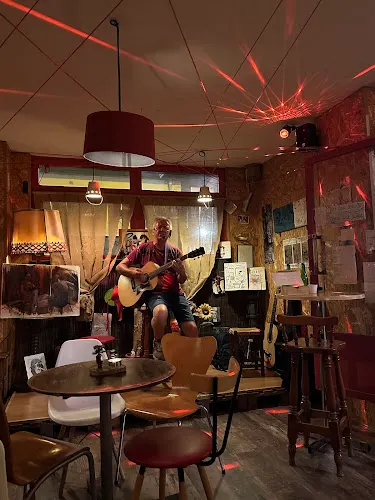 El Refugio Arte y Utopías - Arte - Bar