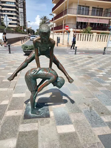 Niños jugando a saltar el potro - Alicante