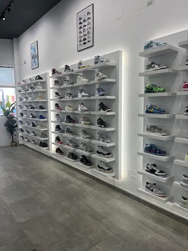 BLOCKSPOT SNEAKERS - Buy Sneakers & Streetwear - Yeezy Jordan Nike - Benidorm