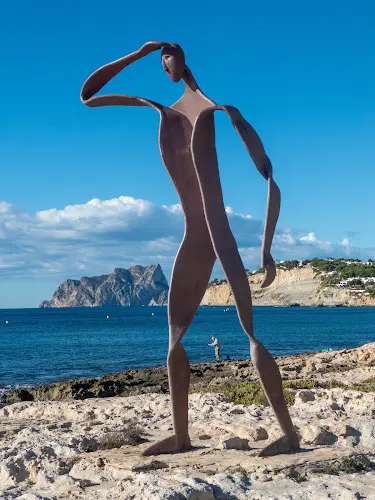 Escultura "Hombre Mirando al mar" de Toni Mari - Teulada