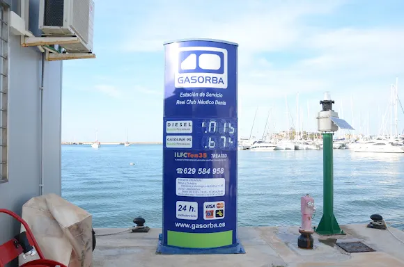Surtidor de combustible para barcos