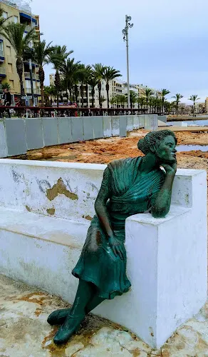 Mujer Mirando Al Mar