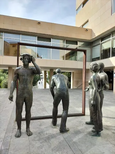 Escultura "Sobre la Crítica"