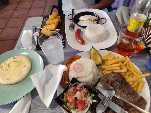 LA DAMA. GASTRO-BAR. COMIDA ECUATORIANA Y COLOMBIANA.
