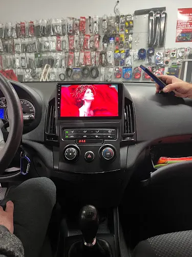 MEDIA CAR ELCHE Taller Car Audio en Alicante. En parking subterráneo debajo de Media Markt. Carplay - AndroidAuto - Elche