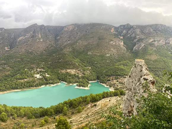 Guadalest - Bus stop en Castell de Guadalest (el)