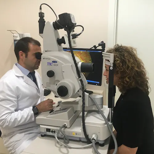 Álvaro De Casas | Oftalmólogo en Clínica VI&BE (Molina de Segura, Murcia) y en Clínica BAVIERA (Alicante) - Alicante