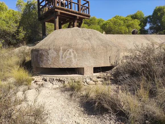 Bunker y trinchera de la Guerra Civil y mirador